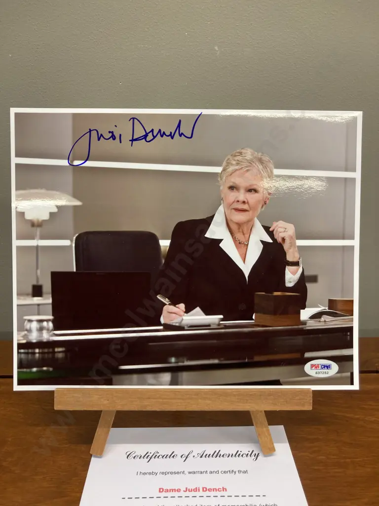 Judi Dench "M" James Bond Signed 20 x 25cm Colour Photo With Authentication PSA/DNA S37252 Image 1++